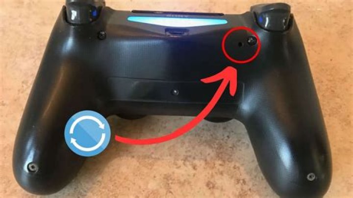 PS4 controller on charge, blinking red