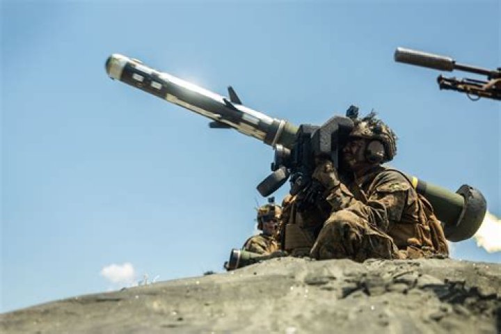 What are the conditions to get a lock with the Javelin Missile System?