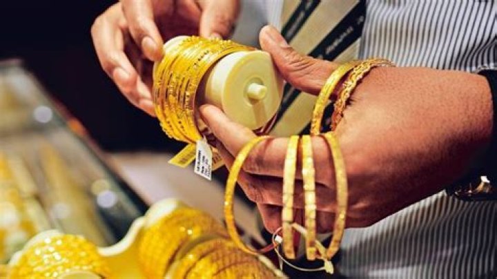 What is the maximum amount of gold you can give in a single command line?